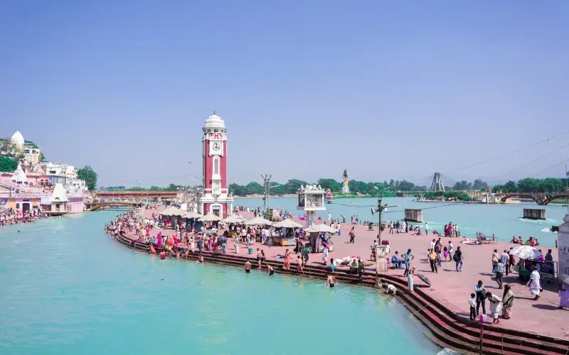 Har Ki Pauri Ghat in Haridwar with Ganga river for Dehradun Airport to Haridwar taxi destination view
