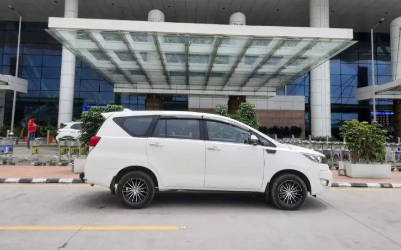 Innova cab parked at Dehradun Airport for Dehradun Airport to Haridwar taxi service pickup