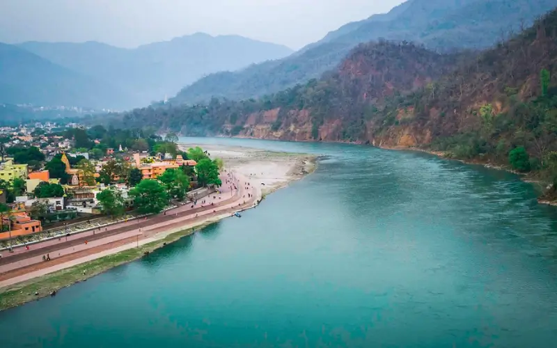 Scenic Ganga river view in Rishikesh for Dehradun Airport to Rishikesh taxi travel route